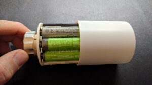 3 x AA Batterien werden für den Betrieb des SONOFF ZigBee Heizkörperthermostat benötigt