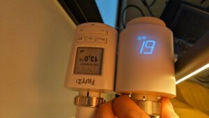 Die Anzeige des SONOFF ZigBee Thermostat steht