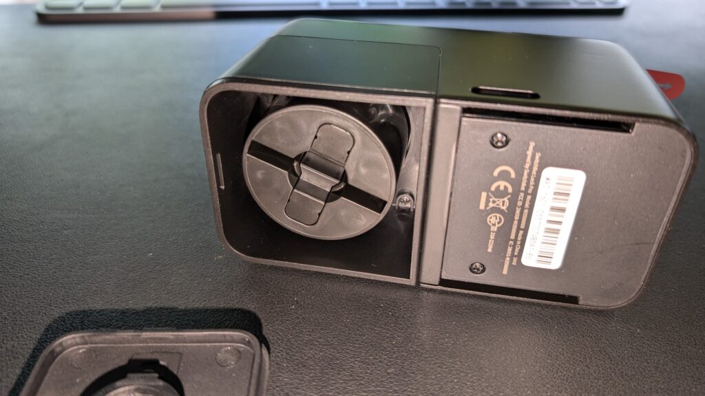 Rückseite des Lock Pro mit Aussparung für den normalen Schlüssel der Tür