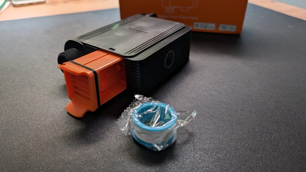 Batteriefach und Abdichtband des SONOFF Wasserventils
