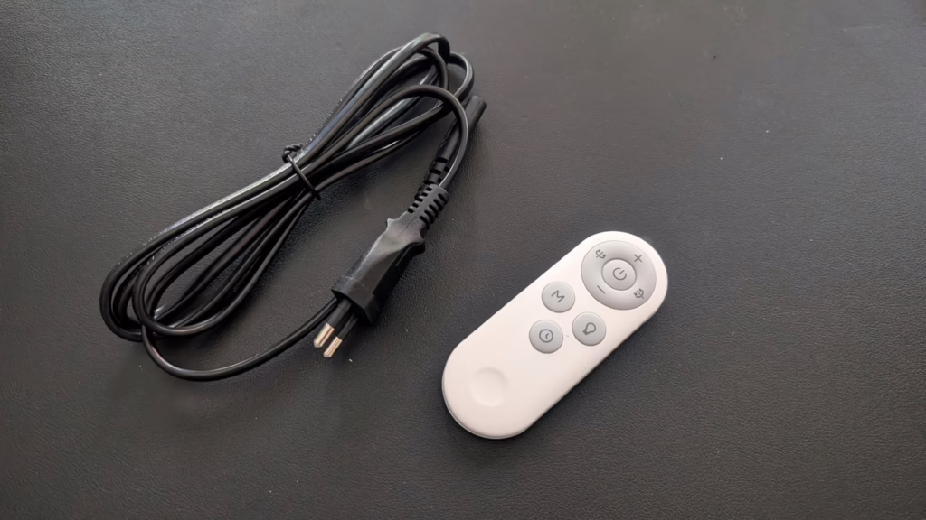 Netzteil und Fernbedienung des "smarten" Ventilators von SwitchBot