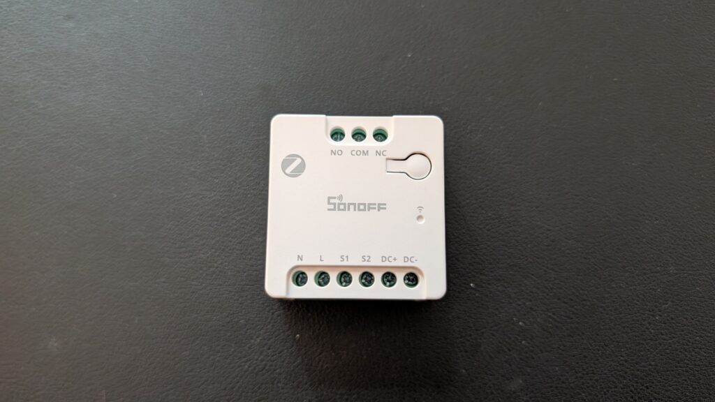 Potenzialfreies Schalten im Smart Home: Der SONOFF MINI-ZBD im Detail Gut erreichbare Anschlüsse trotz der kompakten Bauform des SONOFF Mini ZBD