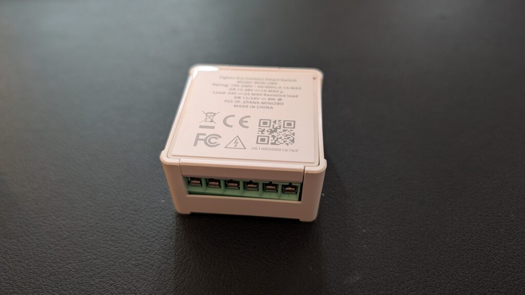 Potenzialfreies Schalten im Smart Home: Der SONOFF MINI-ZBD im Detail Rück- und Unterseite des SONOFF Mini ZBD