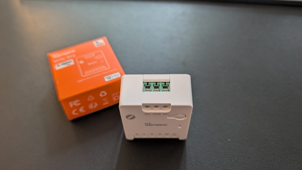 Potenzialfreies Schalten im Smart Home: Der SONOFF MINI-ZBD im Detail Anschlüsse an der Oberseite des SONOFF Mini ZBD