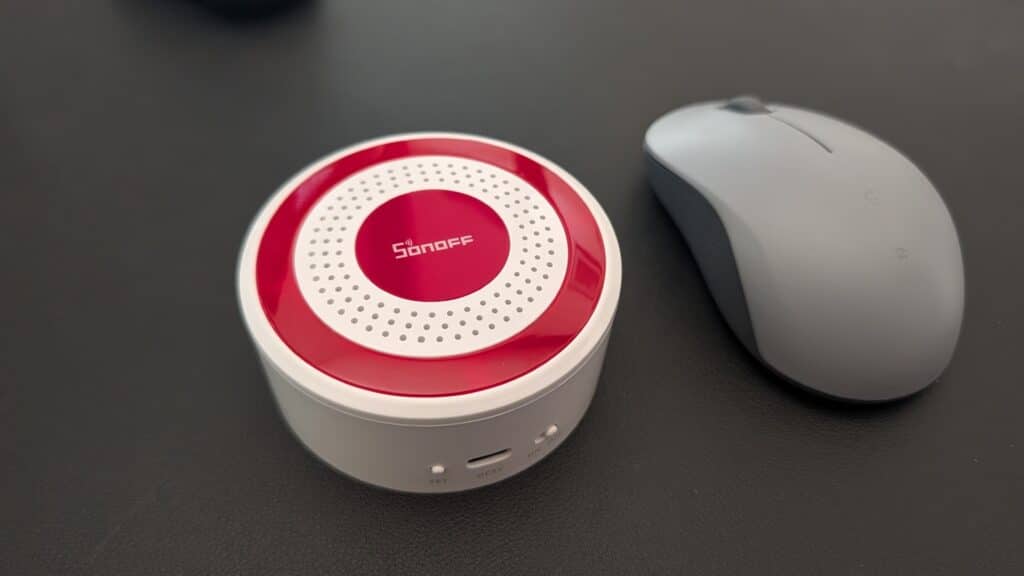 Zigbee Sirene mit Batterie Größenvergleich der Zigbee Sirene von SONOFF