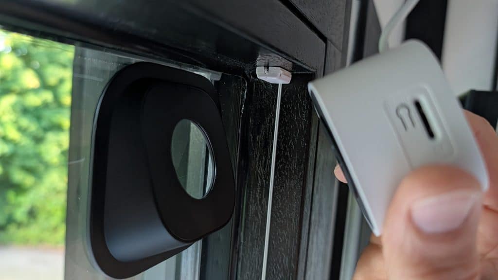 Fixierung der Sonoff CAM GlassView mittels integrierten Magneten